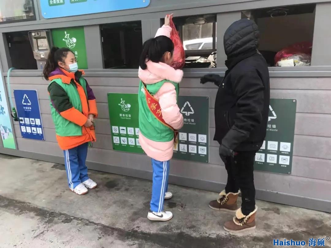 環(huán)保小衛(wèi)士指導(dǎo)居民分類投放垃圾 環(huán)保小衛(wèi)士指導(dǎo)居民分類投放垃圾